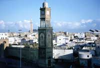 Il suq di Casablanca, sullo sfondo il minareto della moschea di Hassan II