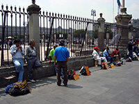 Idraulici in cerca di lavoro sullo "zocalo" di Città del Messico