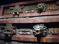 Ricostruzione di tempio azteco al museo archeologico di Città del Messico