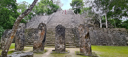 Piramide di Calakmul con stele
