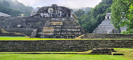 Il 'Palazzo' a sinistra e il Tempio delle iscrizioni sulla destra a Palenque