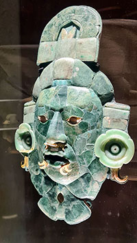 Maschera funeraria di giada trovata a Calakmul ora al museo di Campeche