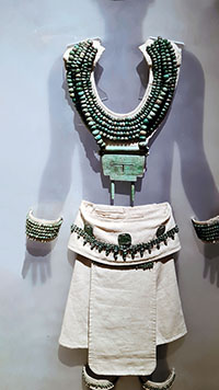 Veste cerimoniale in giada trovata a Calakmul, ora presso il museo di Campeche