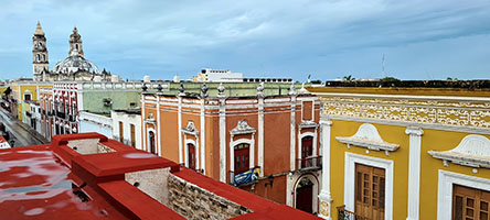 Tetti e case colorate a San Francisco de Campeche