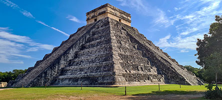 Piramide di Kukulkan a Chichen Itza vista di spigolo