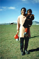 Madre con bambina nella steppa