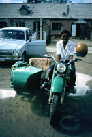 Un motociclista in sidecar