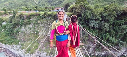 Donna nepalese su ponte tibetano 
