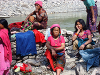 Donne sul fiume a Tatopani