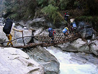 Ponte di rami poco dopo Dorbang