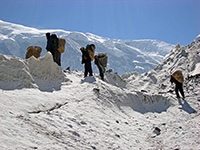 Portatori sul ghiacciaio