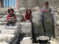 Bambini alla fontana di Khomagaon