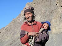 Pastore nomade con il suo bambino