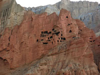 Grotte nella falesia rossa di Dhakmar