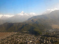 Pokhara dall'alto col Machhapuchhre