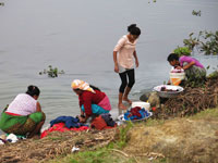 Lavaggio panni nel lago di Pokhara