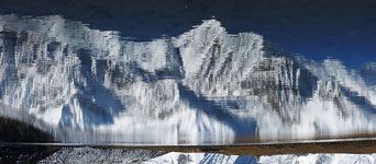 Riflesso sulL'Icy lake della catena degli Annapurna