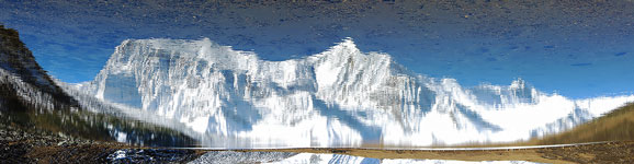 Panorama rovesciato dalla catena degli Annapurna riflesso nell'Icy Lake