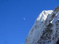 Luna dietro il 'Wedge Peak'