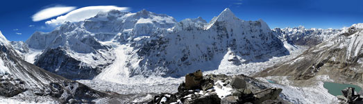 Panorama a 180° del gruppo del Kangchenjunga da nord