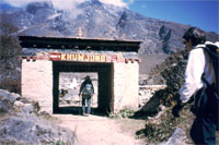 L'ingresso al villaggio di Khumjung