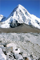 Il Pumori dietro al Kala Pattar, 5650 m