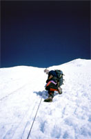 Marco sullo scivolo sommitale dell'Island Peak (Imja Tse, 6189 m)