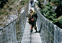 Sadhu sul ponte sospeso