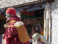 Maschere e monaci alla cerimonia