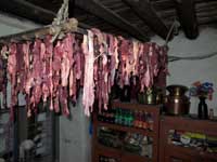 Carne appesa da essicare