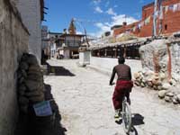 Lama in bici a Lo Manthang