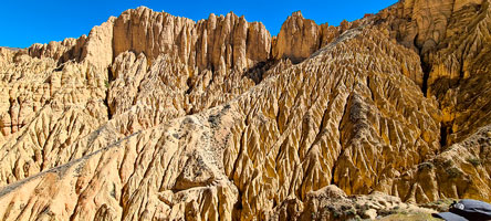 La scala nella roccia per le pitture rupestri della Chenpa Konchhkling Cave