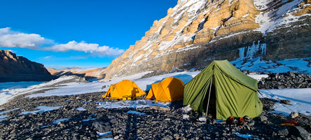 Il campo alto a 5750 m sul ghiacciaio Khumjungar prima del Saribung La