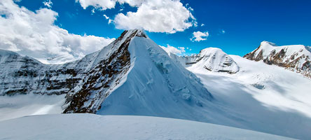 Il Chhib Himal, 6650 m, dalla vetta del Saribung Peak, 6340 m, sulla dx il Khumjungar Himal, 6760 m