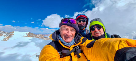 Giuseppe, Davide e Matteo in vetta al Saribung Peak, 6340 m
