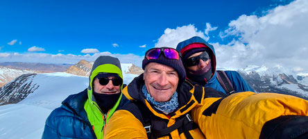 Davide, Giuseppe e Matteo in vetta al Saribung Peak, 6340 m