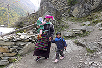 Madre coi bambini diretta al gompa di Gonhgye