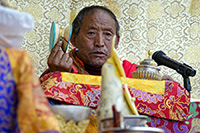 Lama celebrante al gompa di Gonhgye