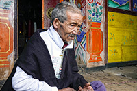 Anziano che assiste alla cerimonia presso il gompa di Gonhgye