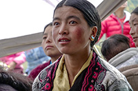 Ragazza che assiste alla cerimonia al gompa di Gonhgye