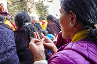 Signora in preghiera al gompa di Gonhgye