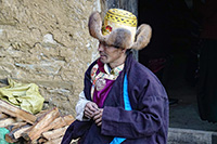 Uomo in costume tradizionale al gompa di Gonhgye
