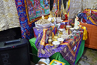 Altare con offerte al gompa di Gonhgye
