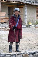Vecchio monaco al gompa di Langdang