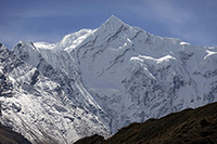 La vetta del Salasungo (Ganesh III), 7043 m, spunta sullo sfondo al termine della valle di Langdang