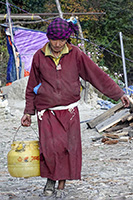 Monaca porta acqua al gompa di Langdang
