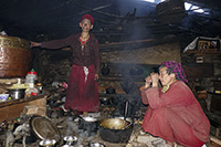 Monache nella cucina del gompa di Langdang
