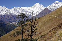 La valle verso l'Himal Chuli e il Rupina La