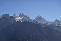 Da sinistra verso destra il Lumbo Himal, 6129 m, il Ganesh NW, 7118 m, al centro e il Pabil (o Ganesh IV), 7104 m, sulla destra