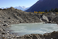Laghetto sul ghiacciaio che scende a est dall'Himal Chuli